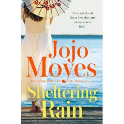 Paperback Sheltering Rain - Jojo Moyes