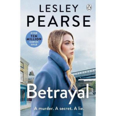 Paperback Betrayal - Lesley Pearse
