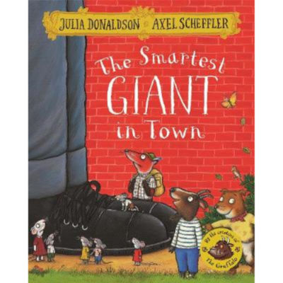 Paperback The Smartest Giant In Town By Julia Donaldson
