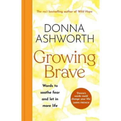 Hardback Growing Brave: Words to soothe fear and let in more life - Donna Ashworth