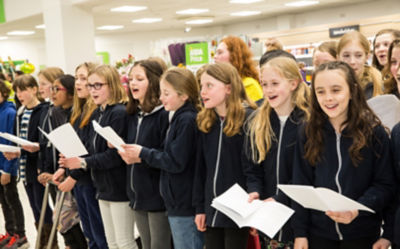 Pupils from Hotwells Primary School sang for customers