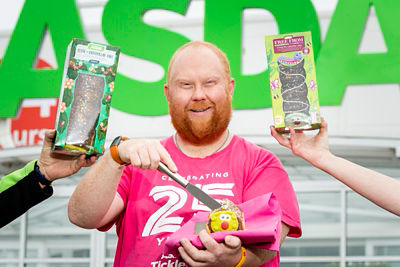 Gary Anderson from Asda Chesser supports #caterpillarsforcancer